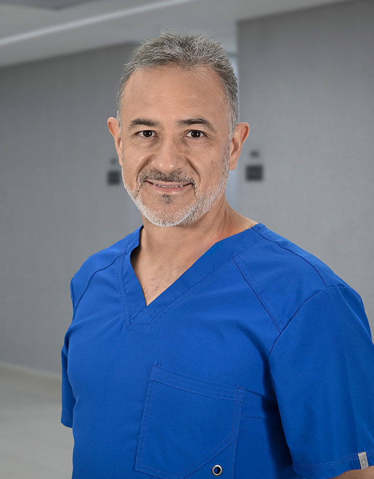 Es la foto de perfil de un endoscopista especialista en cirugía general en Ciudad de México de Hospital Angeles Lindavista. Tiene el cabello canoso. Está sonriendo. 