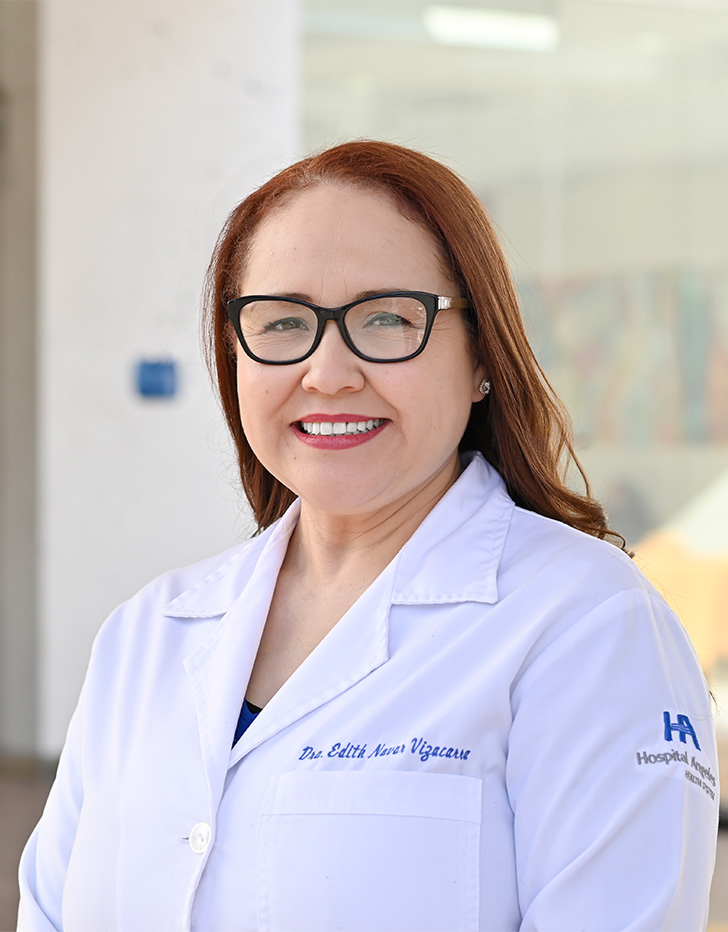 Es la foto de perfil de una ginecóloga, obstetra y especialista en biología de la reproducción en Tijuana de Hospital Angeles Tijuana. Usa una bata blanca y lentes. Tiene el cabello lacio y pelirrojo.