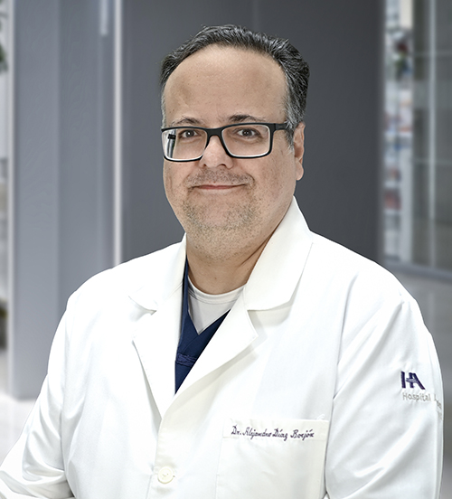 Es la foto de perfil de un ortopedista y traumatólogo en Huixquilucan de Hospital Angeles Lomas. Usa un saco azul marino, con una corbata amarilla con rayas azul marinas.