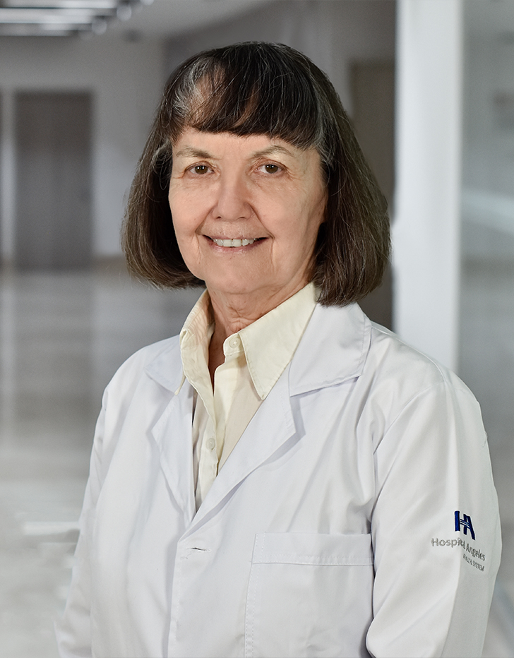 Es la foto de perfil de una hematóloga en Huixquilucan de Hospital Angeles Lomas. Usa bata blanca, tiene camisa amarilla pastel, cabello corto y fleco.