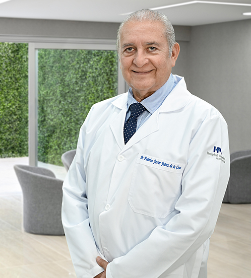 Es la foto de perfil de un internista y cirujano genral en Torreón de Hospital Angeles Torreón. Usa un saco color negro con una corbata azul y una camisa azul claro.