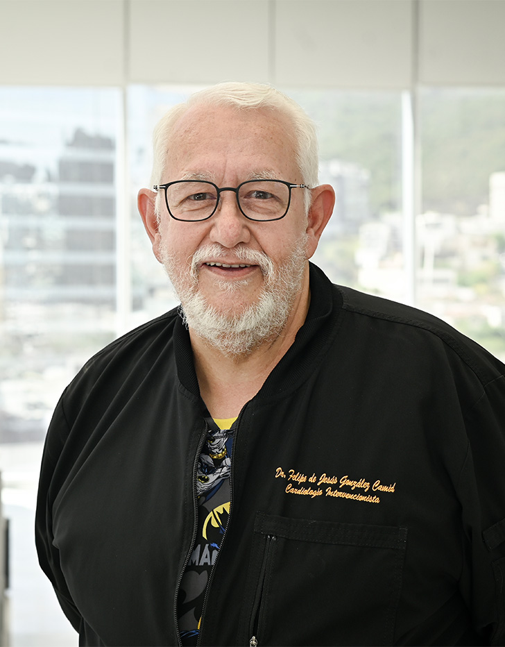 Es la foto de perfil de un cardiólogo intervencionista en San Pedro Garza de Hospital Angeles Valle Oriente. Usa una camisa negra y lentes. Tiene el cabello gris y tiene el cabello gris.