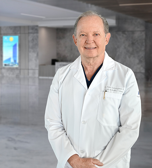 Es la foto de perfil de un ortopedista y traumatólogo en Querétaro de Hospital Angeles Centro Sur. Usa un saco negro con camisa blanca y corbata naranja claro, el fondo es de color madera.