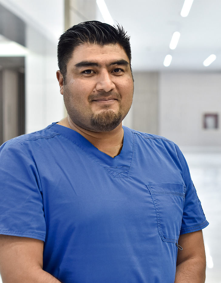 Es la foto de perfil de un coloproctólogo en Querétaro de Hospital Angeles Centro Sur. Viste un uniforme azul.