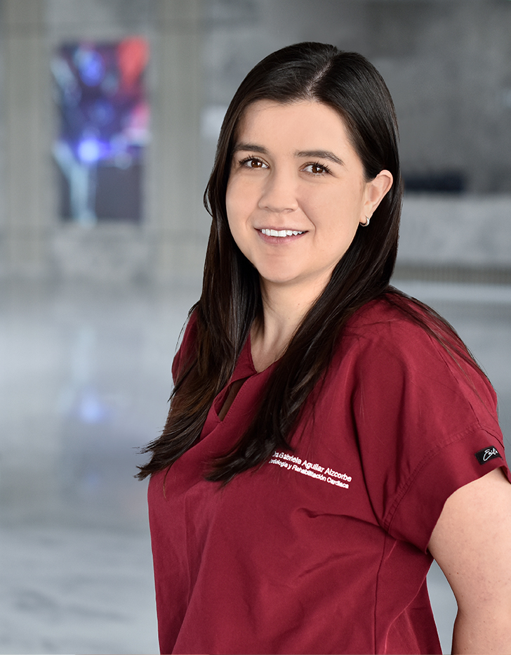 Es la foto de perfil de una cardióloga en Querétaro de Hospital Angeles Centro Sur. Viste un uniforme rojo cereza, cabello oscuro y mediano.