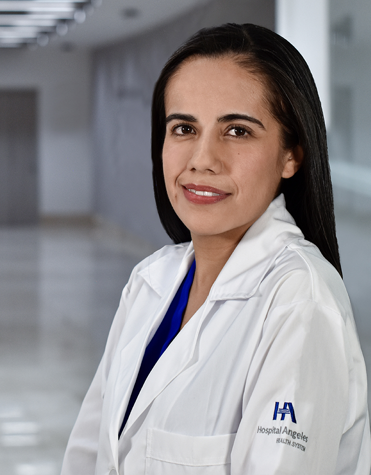 Es la foto de perfil de una ortopedista y traumatóloga en Huixquilucan de Hospital Angeles Lomas. Usa una bata blanca con uniforme azul, tiene el cabello lacio, largo y negro.