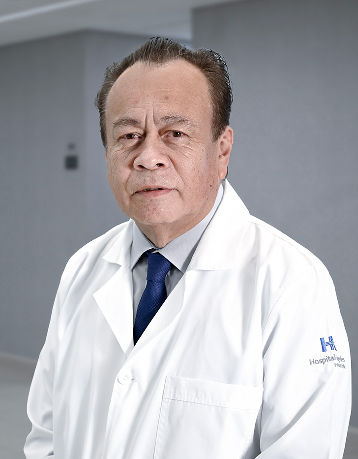 Es la foto de perfil de un cirujano oncológico en Ciudad de México de Hospital Angeles Lindavista. Tiene el cabello café. Usa una bata blanca, una camisa negra y una corbata gris.