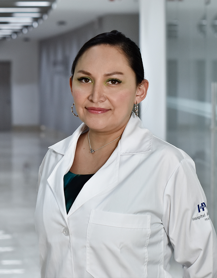 Es la foto de perfil de una uróloga en Huixquilucan de Hospital Angeles Lomas. Usa una bata blanca con una blusa, tiene un collar y el cabello recogido.