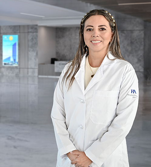 Es la foto de perfil de una ginecóloga y obstetra en Querétaro de Hospital Angeles Centro Sur. Blusa blanca con flores azules y rosas, tiene el cabello largo.