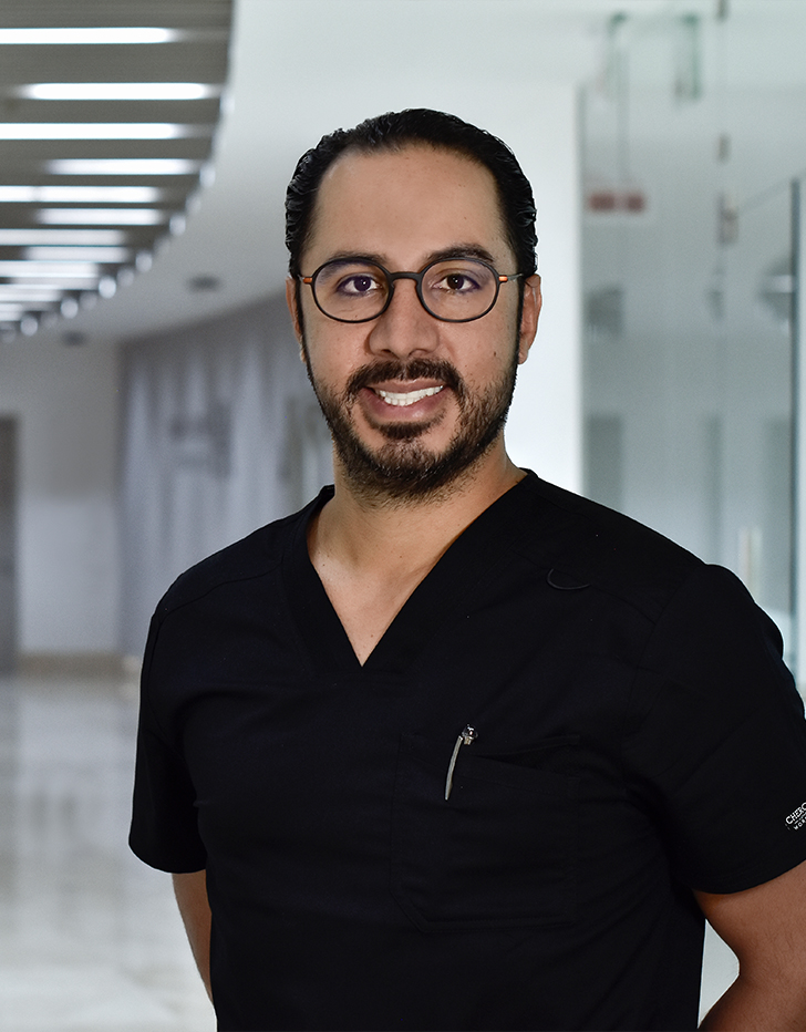 Es la foto de perfil de un endoscopista y cirujano general en Huixquilucan de Hospital Angeles Lomas. El doctor está sonriendo, es de tez morena su cabello es oscuro y tiene barba y bigote oscuro. 