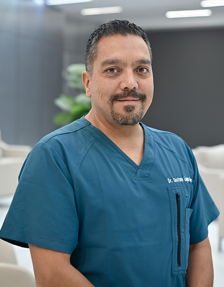 Es la foto de perfil de un gastroenterólogo y endoscopista en Querétaro de Hospital Angeles Centro Sur. Usa un uniforme azul, tiene una barba en forma de candado. 