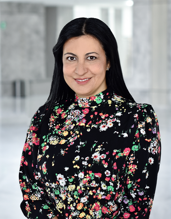 Es la foto de perfil de un cirujano general en Querétaro de Hospital Angeles Centro Sur. Viste una blusa negra de manga largo con flores, con cabello largo negro y está sonriendo.