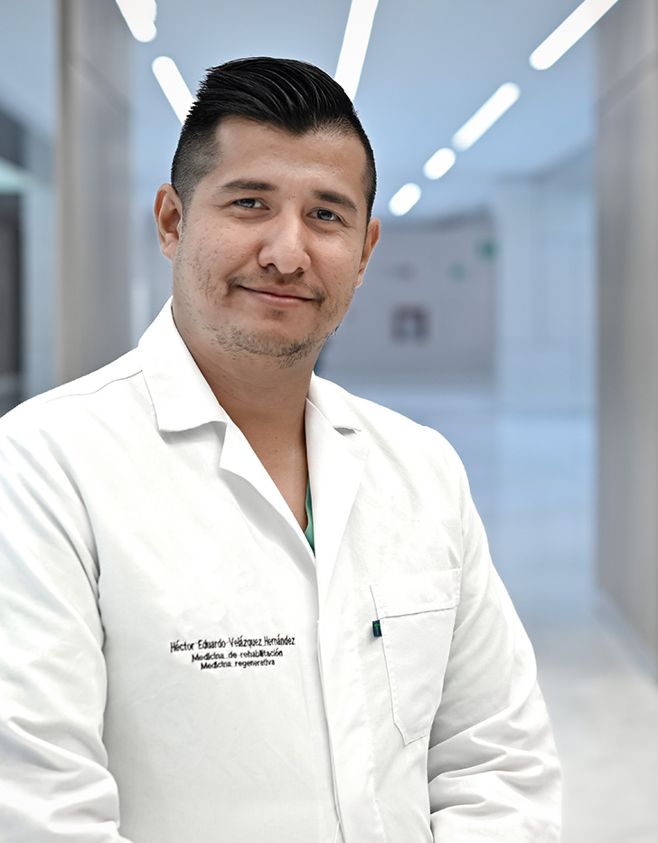 Es la foto de perfil de un ortopedista y traumatólogo en Querétaro de Hospital Angeles Centro Sur. Viste una bata blanca, es de tez morena, está sonriendo ligeramente.