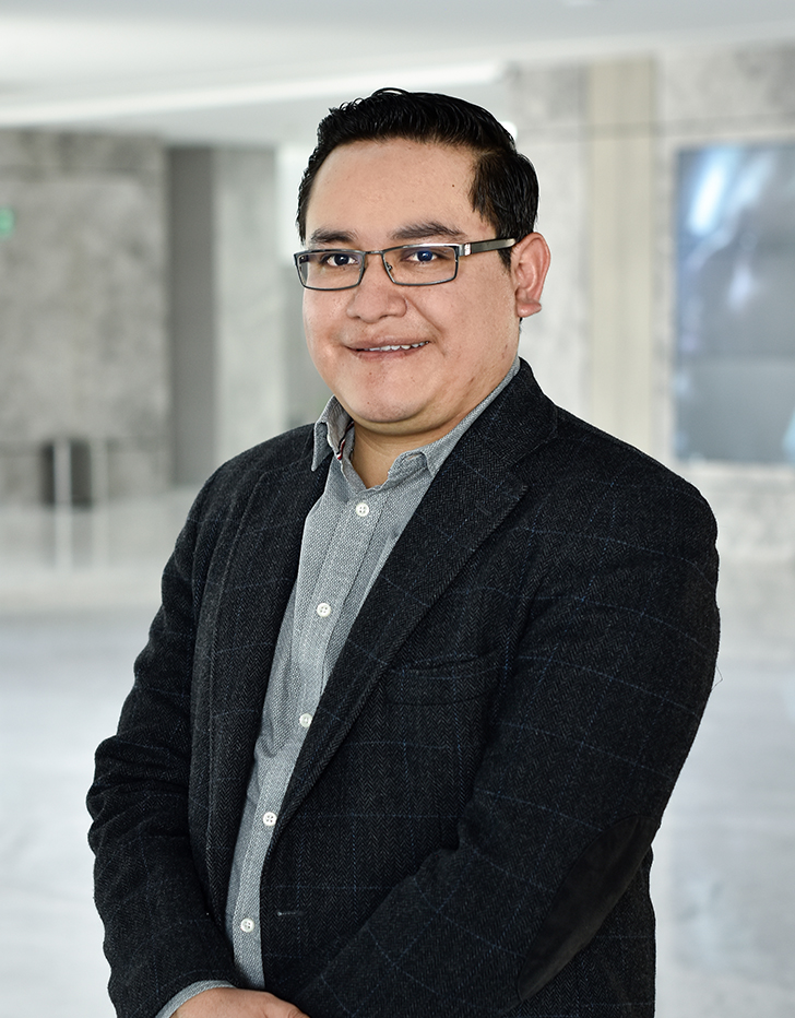 Es la foto de perfil de un urólogo en Querétaro de Hospital Angeles Centro Sur. Tiene un traje negro con una camisa gris, usa lentes y está sonriendo.