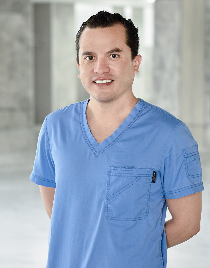 Es la foto de perfil de un urólogo en Ciudad de México de Hospital Angeles. Viste un uniforme azul claro, está sonriendo y su cabello está peinado hacia atrás. Brinda sus servicios en Hospital Angeles Acoxpa y Centro Sur.