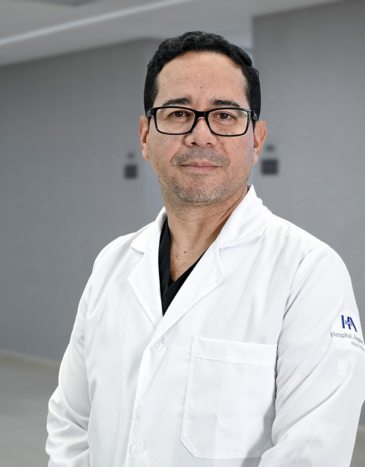 Es la foto de perfil de un ortopedista y traumatólogo en Ciudad de México de Hospital Angeles. El doctor viste un uniforme azul, tiene el cabello rizado y barba candado. Brinda sus servicios en hospital Angeles Acoxpa y Lindavista.