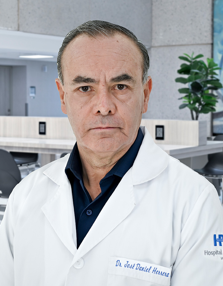 Es la foto de perfil de un ortopedista y traumatólogo en Huixquilucan de Hospital Angeles Lomas. Usa una bata de laboratorio con una camisa, tiene el cabello corto y canoso.