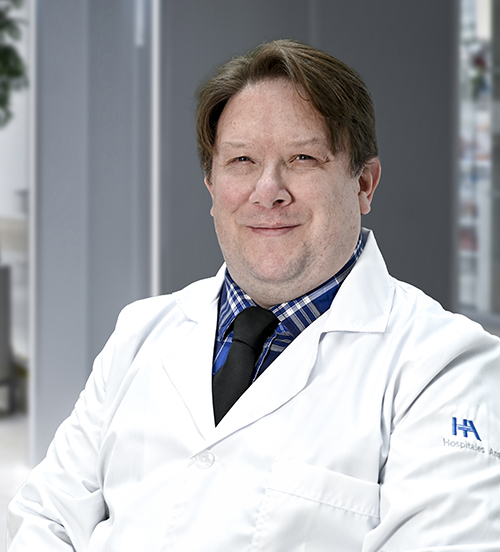 Es la foto de perfil de un nefrólogo y médico interno en Huixquilucan de Hospital Angeles Lomas. Usa uniforme negro, tiene lentes y es de tez blanca. 