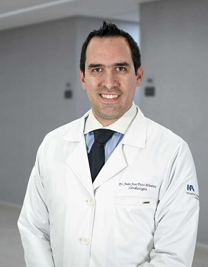 Es la foto de perfil de un cardiólogo en Ciudad de México de Hospital Angeles Lindavista. Tiene el cabello negro. Usa lentes, un estetoscopio en el cuello y una bata médica azul.