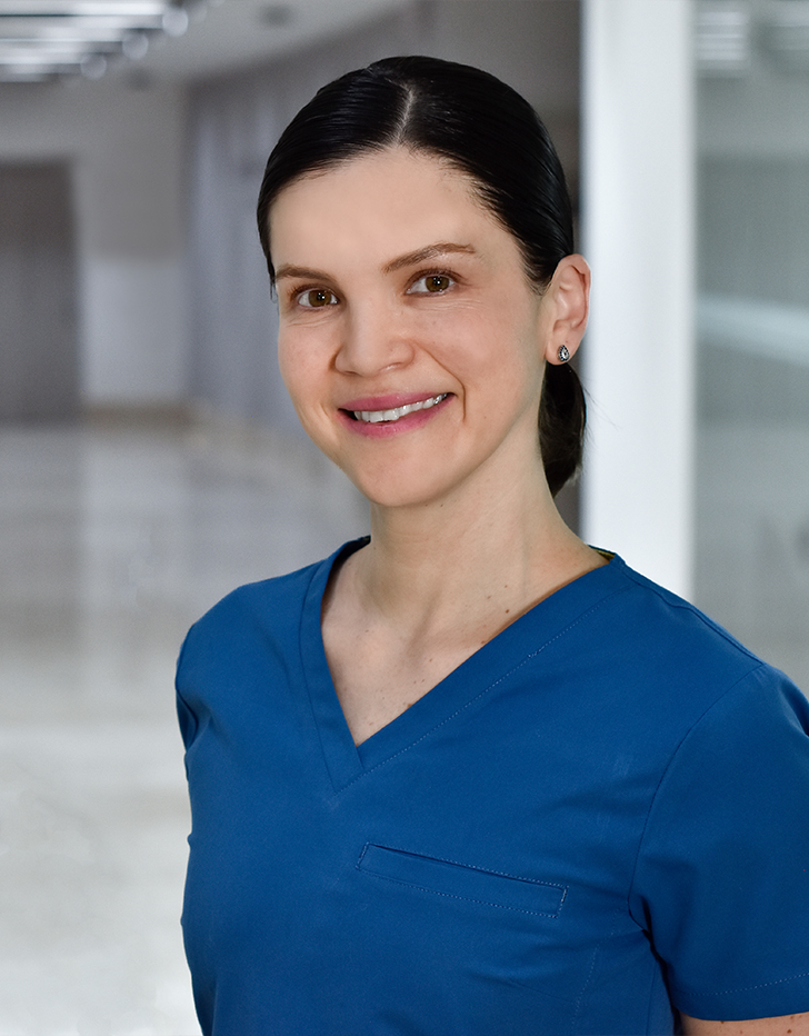 Es la foto de perfil de una cirujana oncológica en Huixquilucan de Hospital Angeles Lomas. La doctora usa un uniforme azul marino, tiene el cabello largo negro y tez blanca.