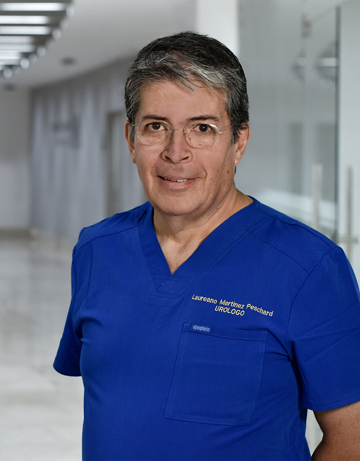 Es la foto de perfil de un urólogo en Huixquilucan de Hospital Angeles Lomas. Usa un uniforme color azul, tiene lentes y el cabello canoso.