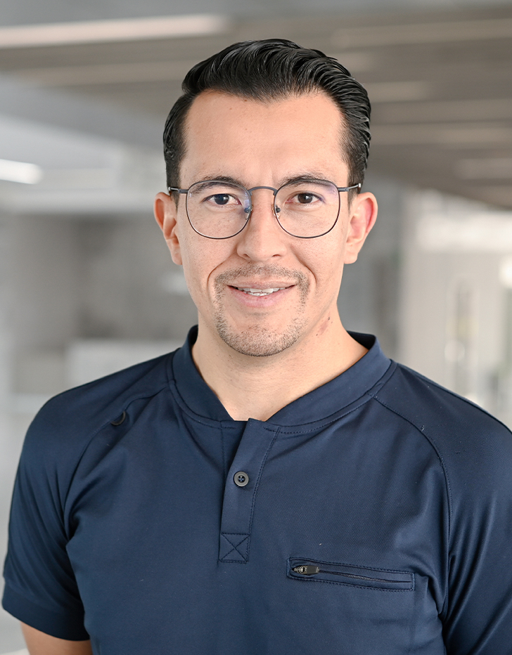 Es la foto de perfil de un otorrinolaringólogo en Querétaro de Hospital Angeles Centro Sur. Usa un uniforme azul marino y tiene lentes con marco negro.