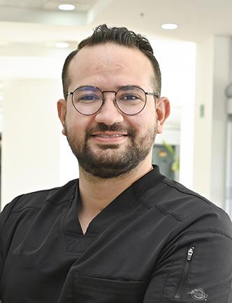 Es la foto de perfil de un ortopedista y traumatólogo en Ciudad Juárez de Hospital Angeles Ciudad Juárez. Tiene un uniforme negro.