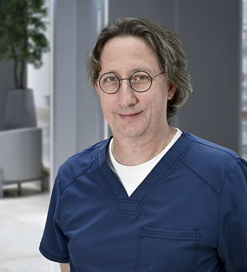 Es la foto de perfil de un pediatra especialista en cirugía pediátrica en Huixquilucan de Hospital Angeles Lomas. Tiene cabello ligeramente largo, tez blanca y gafas semioscuras. 