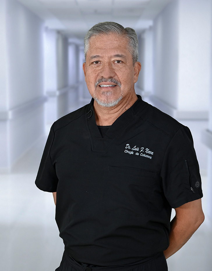 Es la foto de perfil de un ortopedista y traumatólogo en Ciudad Juárez de Hospital Angeles Ciudad Juárez. Utiliza un uniforme negro, está sonriendo y tiene el cabello canoso.