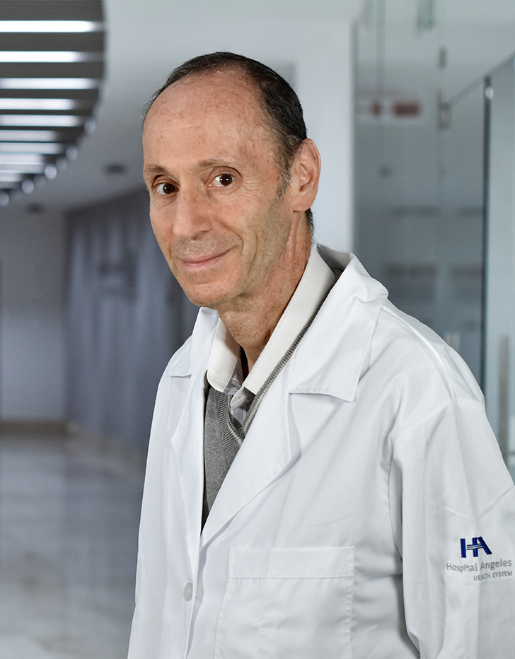 Es la foto de perfil de un pediatra en Huixquilucan de Hospital Angeles Lomas. Usa una bata blanca con una camisa y está sonriendo.