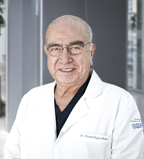 Es la foto de perfil de un ortopedista y traumatólogo en Huixquilucan de Hospital Angeles Lomas.Usa una bata blanca con una camisa blanca y una corbata azul. 