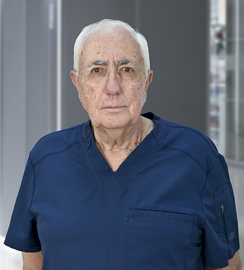 Es la foto de perfil de un angiólogo y cirujano vascular en Huixquilucan de Hospital Angeles Lomas. Usa un saco azul, tiene el cabello canoso y está serio.