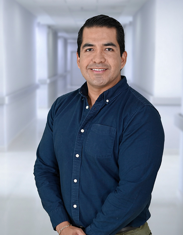 Es la foto de perfil de un neumólogo en Ciudad Juárez de Hospital Angeles Ciudad Juárez. Utiliza un saco oscuro con camisa blanca de cuadros negros.