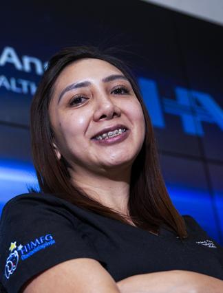 Es la foto de perfil de una otorrinolaringóloga en Ciudad de México de Hospital Angeles Clínica Londres. Utiliza un uniforme azul marino, está sonriendo y usa brackets.