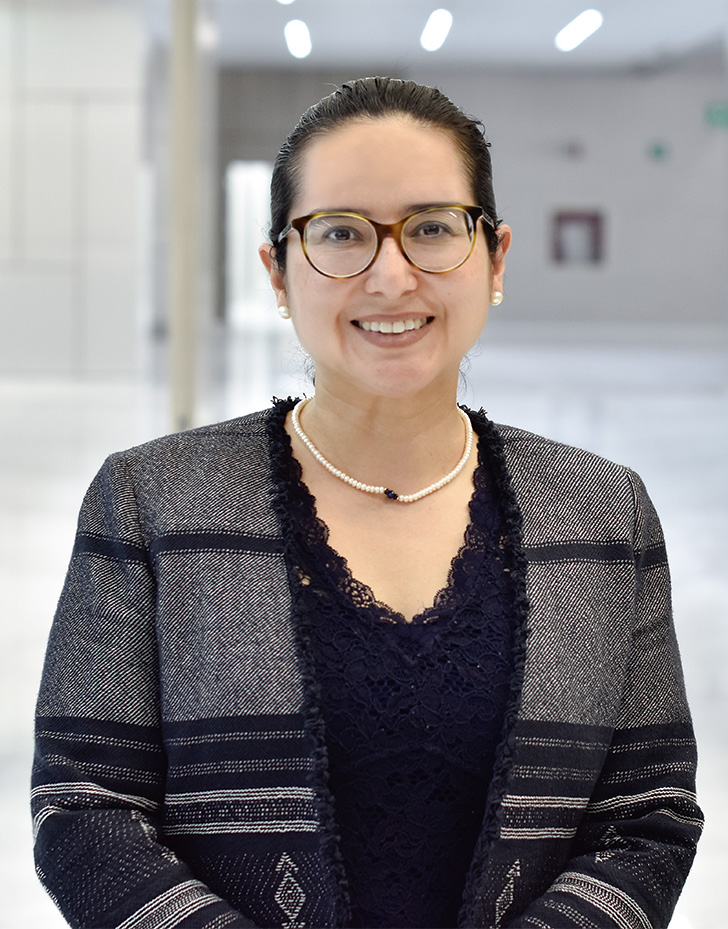 Es la foto de perfil de una infectóloga en Querétaro de Hospital Angeles Centro Sur. La doctora tiene un saco gris con rayas negras una blusa negra un collar de perlas y unos lentes.