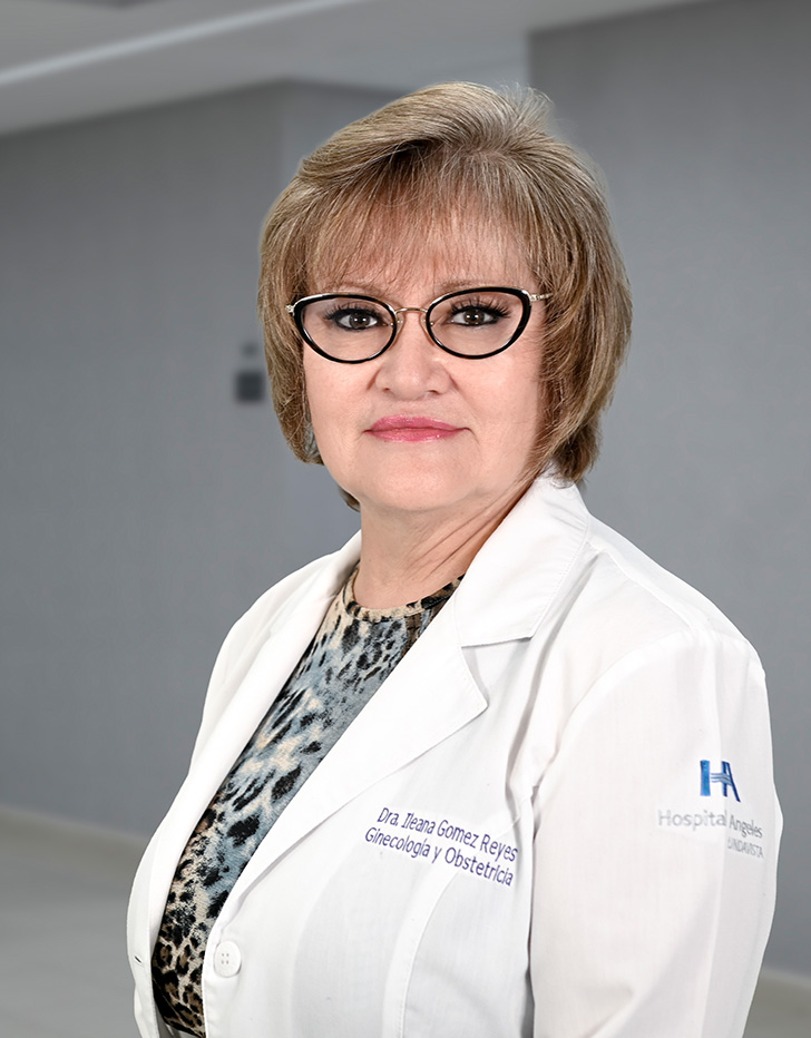 Es la foto de perfil de una ginecóloga y obstetra en Ciudad de México de Hospital Angeles Lindavista. Tiene el cabello corto y güero. Usa una bata blanca.