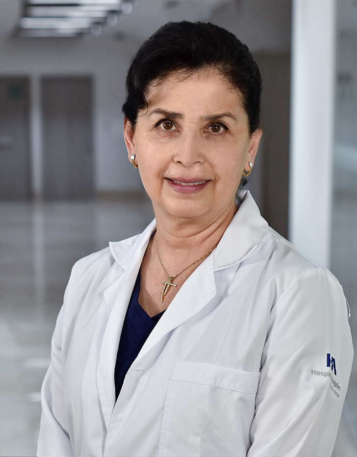 Es la foto de perfil de una neuróloga en Huixquilucan de Hospital Angeles Lomas. Usa una bata blanca, blusa negra y cabello recogido.