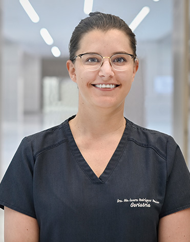 Es la foto de perfil de una geriatra en Querétaro de Hospital Angeles Centro Sur. La doctora tiene un uniforme negro con cuello v y lentes.