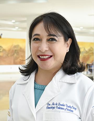 Es la foto de perfil de un ortodoncista y odonotóloga pediatra en Ciudad Juárez de Hospital Angeles Ciudad Juárez. Utiliza una bata blanca, una blusa azul y tiene cabello negro. 