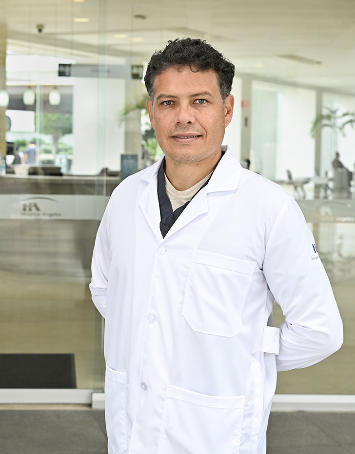 Es la foto de perfil de un cirujano plástico en Ciudad de México de Hospital Angeles Acoxpa.