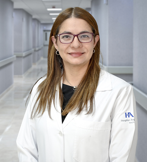 Es la foto de perfil de una pediatra en León de Hospital Angeles León. Utiliza una bata blanca con una blusa blanca, tiene un collar aretes dorados.