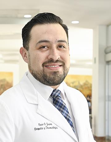 Es la foto de perfil de un ortopedista y traumatólogo en Ciudad Juárez de Hospital Angeles Ciudad Juárez. Utiliza una bata blanca, camisa blanca y corbata.