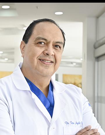 Es la foto de perfil de un anestesiólogo en Ciudad Juárez de Hospital Angeles Ciudad Juárez. Utiliza una bata blanca con uniforme azul debajo.