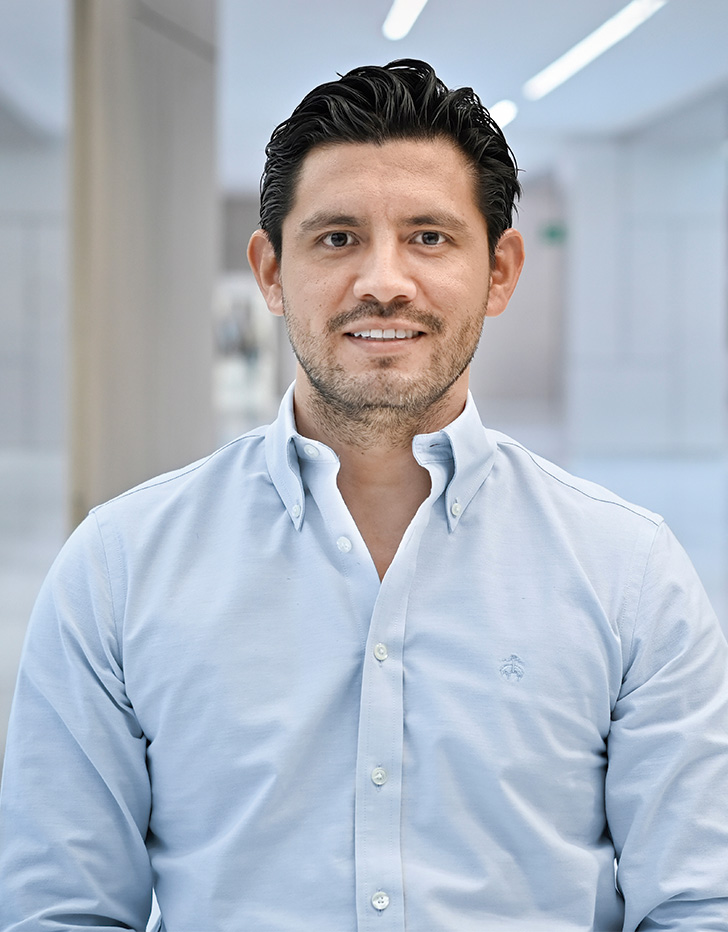 Es la foto de perfil de un nefrólogo en Querétaro de Hospital Angeles Centro Sur. Usa una camisa azul claro, tiene barba y bigote y cabello negro.