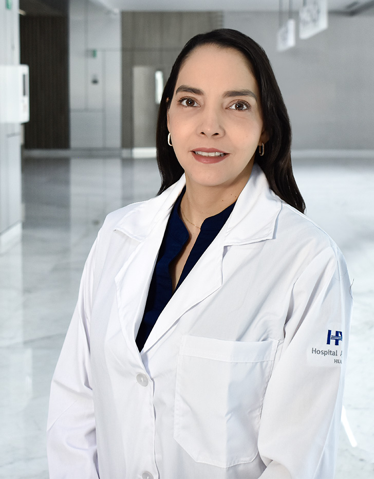 Es la foto de perfil de una otorrinolaringóloga en Querétaro de Hospital Angeles Centro Sur. Tiene el cabello largo, un collar y bata blanca.