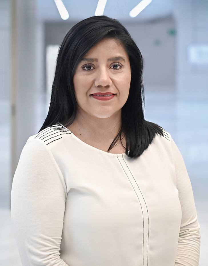 Es la foto de perfil de una ginecóloga y obstetra en Querétaro de Hospital Angeles Centro Sur. Usa una blusa blanca, cabello largo negro y está sonriendo.