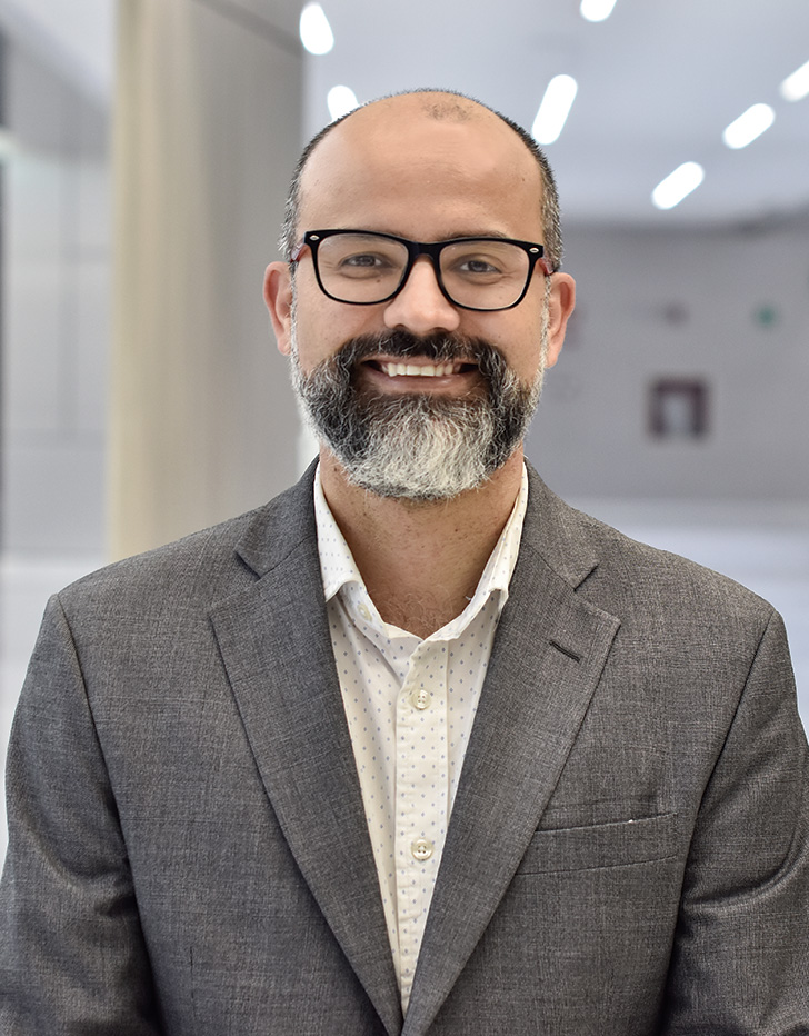 Es la foto de perfil de un cirujano pediátrico en Ciudad de México. Es calvo, tiene una barba gris con negro. Usa un saco gris con una camisa blanca.