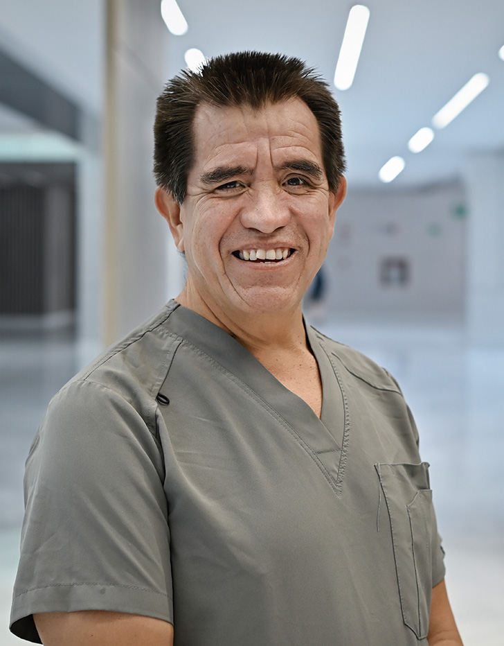 Es la foto de perfil de un ortopedista y traumatólogo en Querétaro de Hospital Angeles Centro Sur. Usa un uniforme gris y está sonriendo.