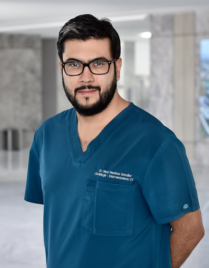 Es la foto de perfil de un cardiólogo en Querétaro de Hospital Angeles Centro Sur. Usa un uniforme azul petróleo, tiene barba y lentes.