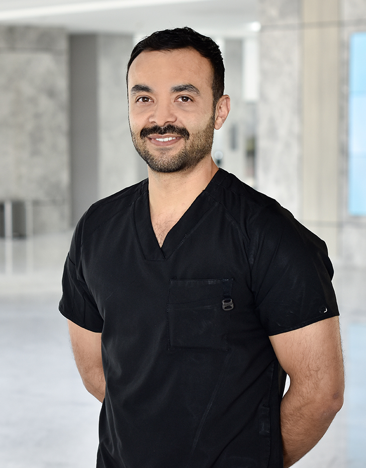 Es la foto de perfil de un neumólogo en Querétaro de Hospital Angeles Centro Sur. Usa un uniforme negro con cuello V.